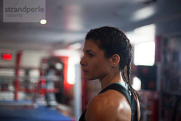 Boxerin im Fitnessstudio