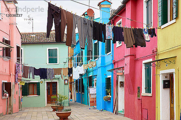 Bekleidungslinien im traditionellen mehrfarbigen Innenhof  Burano  Venedig  Venetien  Italien