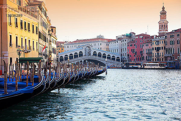 Gondeln auf dem Canal Grande in der Nähe der Rialto-Brücke  Venedig  Venetien  Italien
