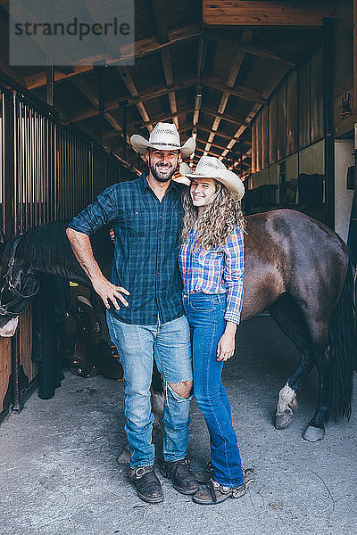 Junges Cowgirl und Freund am Stalleingang  Porträt