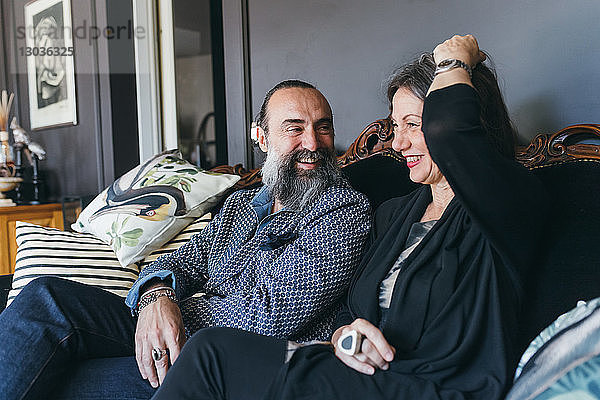 Lachendes Paar auf dem Sofa