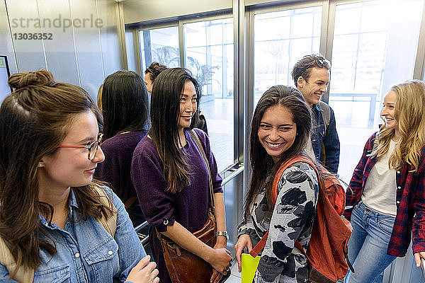 Universitätsstudenten sprechen im Aufzug
