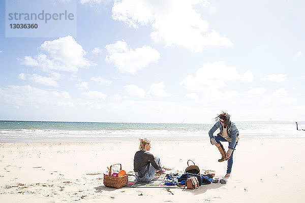 Schwestern gehen nach Picknick am Strand