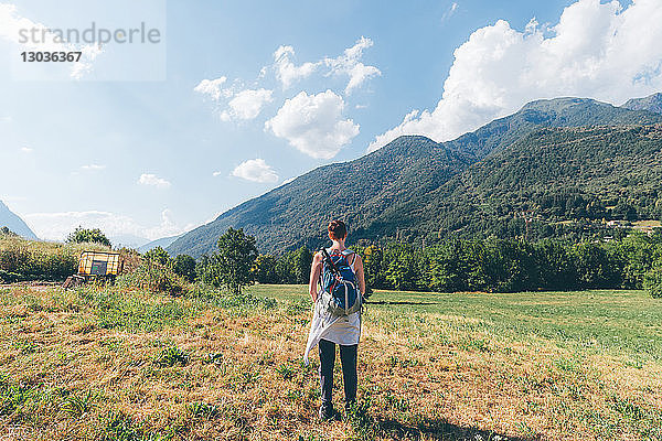 Junge Wanderin mit Blick auf die Berge  Rückansicht  Primaluna  Trentino-Südtirol  Italien