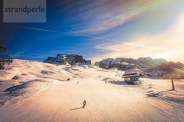 Skifahrer auf schneebedeckten Pisten  Madonna di Campiglio  Trentino-Südtirol  Italien