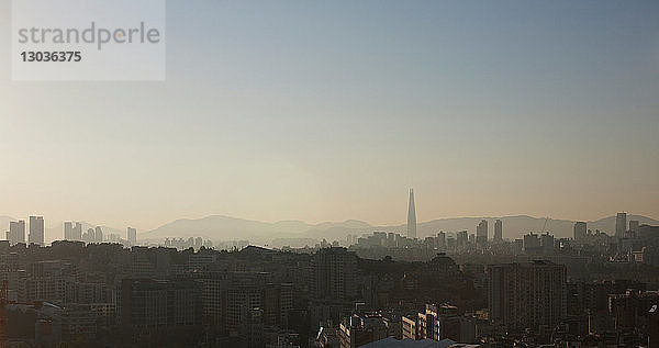 Verschwommenes Stadtbild und Skyline in der Abenddämmerung  Seoul  Südkorea
