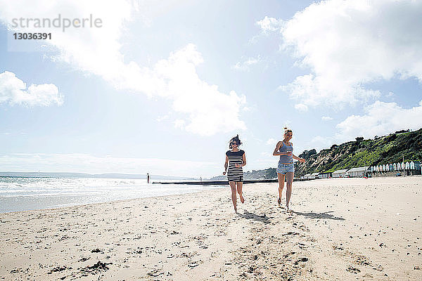 Schwestern amüsieren sich am Strand