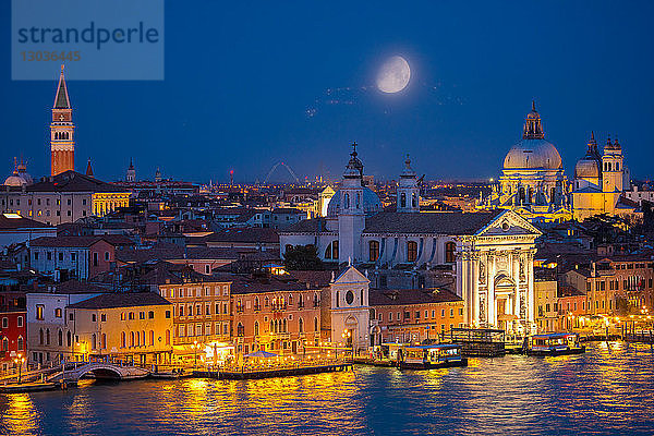 Landschaftlich reizvolle Stadtlandschaft mit der Uferpromenade des Kanals Giudecca bei Nacht  Venedig  Venetien  Italien