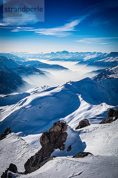 Schneebedeckte Alpen  Davos Platz  Graubünden  Schweiz