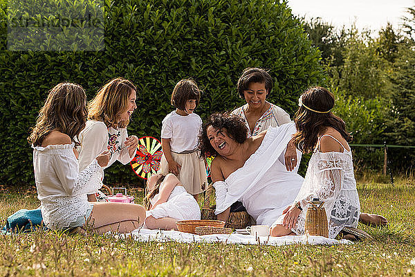 Weibliche Freunde und Familie beim Picknick im Garten