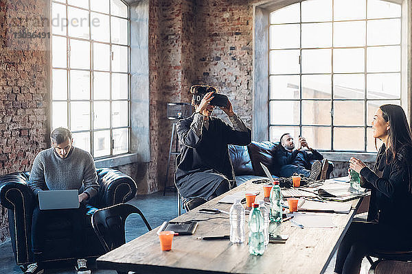 Designer testen Virtual-Reality-Headset im Gemeinschaftsraum im Studio
