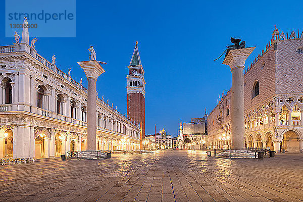 Markusplatz und Turm vor Sonnenaufgang  Venedig  Venetien  Italien