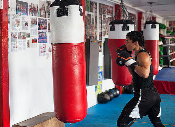 Boxerinnen trainieren im Fitnessstudio