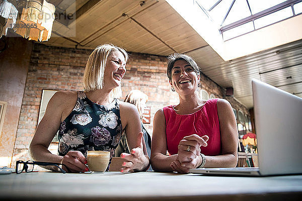 Frauen beim Brainstorming von Geschäftsideen im Restaurant