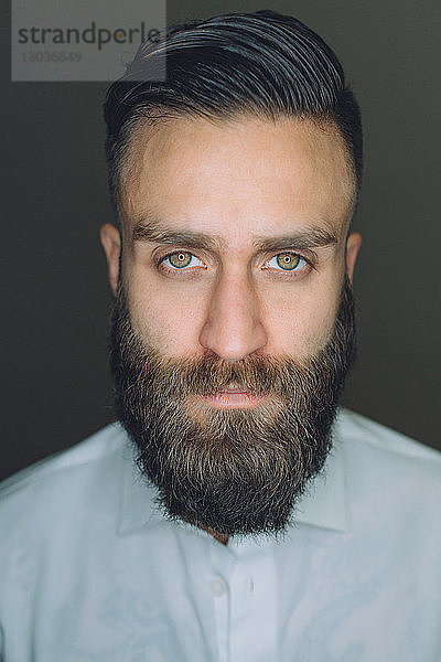 Porträt eines jungen Mannes mit Bart  Nahaufnahme