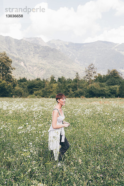 Junge Frau auf Wildblumenwiese  Primaluna  Trentino-Südtirol  Italien