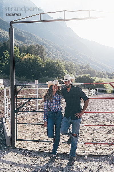 Kuhmädchen und Freund in ländlicher Reitarena  Porträt  Primaluna  Trentino-Südtirol  Italien