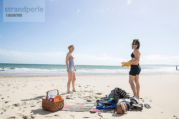 Schwestern amüsieren sich am Strand