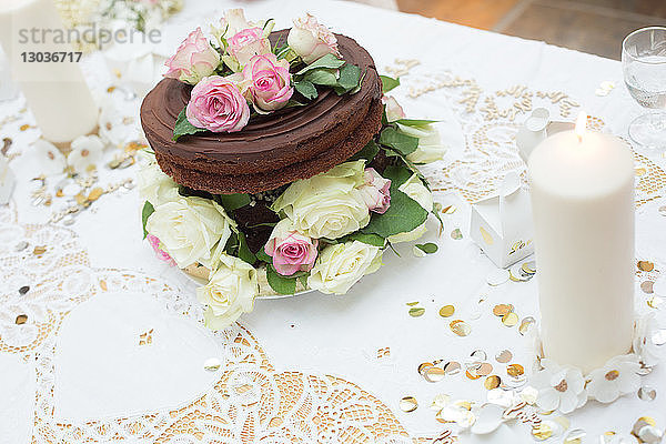 Hochzeitsschokoladentorte mit Blumendekor