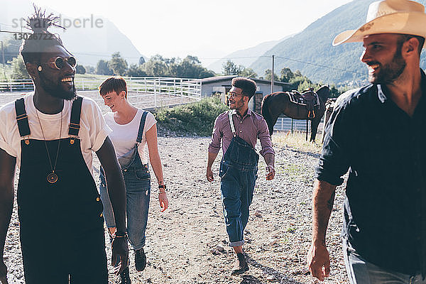 Cowboy mit jungen erwachsenen Freunden auf dem Reitplatz  Primaluna  Trentino-Südtirol  Italien