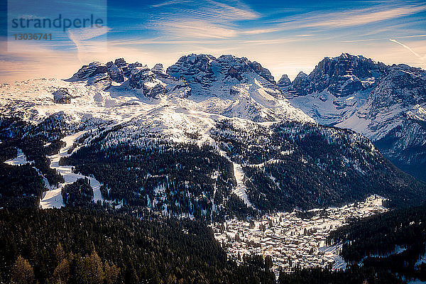 Schneebedecktes Naturschutzgebiet  Madonna di Campiglio  Trentino-Südtirol  Italien