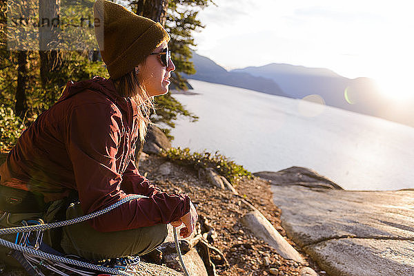Bergsteiger genießt Sonnenuntergang auf Malamute  Squamish  Kanada