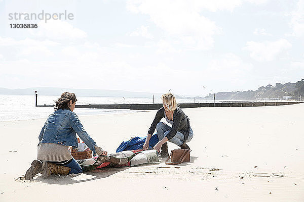 Schwestern gehen nach Picknick am Strand