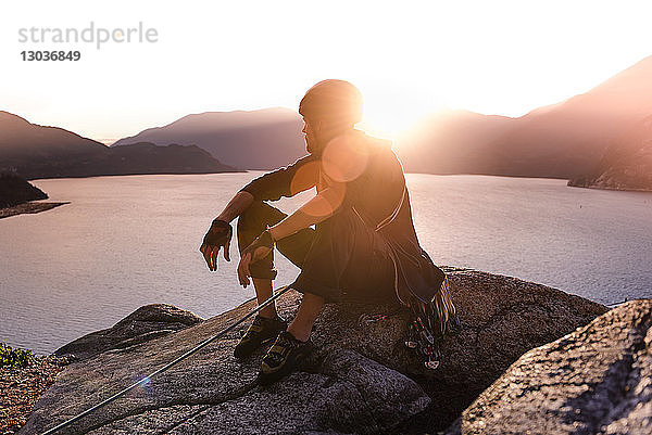 Bergsteiger genießt Sonnenuntergang auf Malamute  Squamish  Kanada