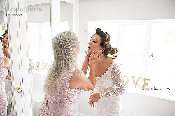 Braut und Mutter am Morgen des Hochzeitstages