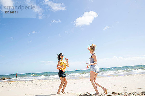 Schwestern amüsieren sich am Strand