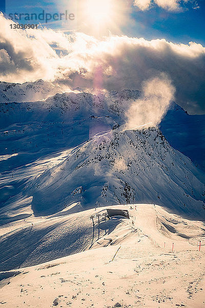 Schneebedeckte Alpen an einem sonnigen Tag  Arosa  Graubünden  Schweiz