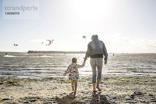 Mutter und Kleinkind Mädchen am Strand