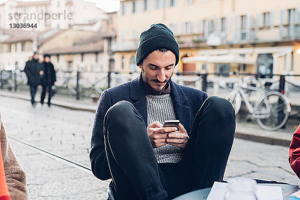 Mann benutzt Smartphone im Außencafé  Mailand  Italien