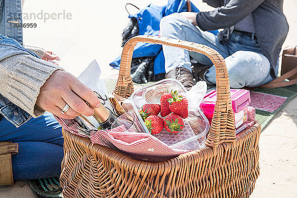 Schwestern genießen Picknick am Strand