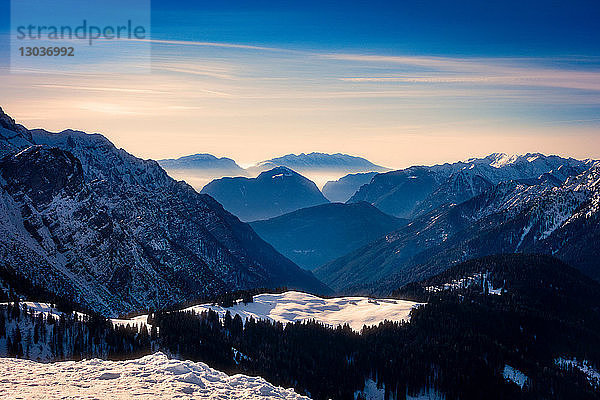 Schneebedecktes Naturschutzgebiet  Madonna di Campiglio  Trentino-Südtirol  Italien