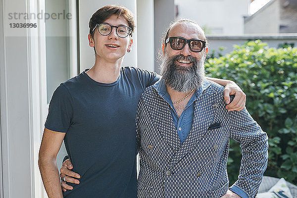 Mann und Sohn im Garten