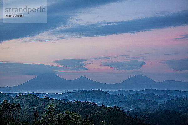 Virunga-Gebirge mit seinen Vulkanen  Uganda