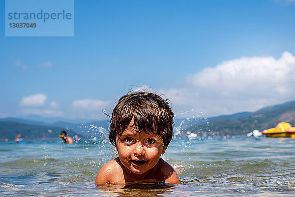 Junge teilweise im Meer untergetaucht