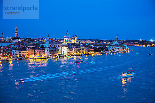 Landschaftliche Stadtlandschaft über dem Giudecca-Kanal bei Nacht  Venedig  Venetien  Italien