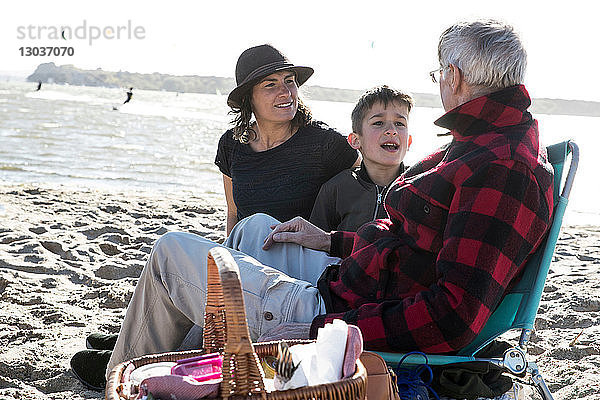 Älterer erwachsener Mann mit Tochter und Enkel am Strand