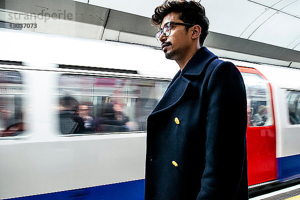 Geschäftsmann wartet auf dem Bahnsteig einer U-Bahn-Station  London  UK