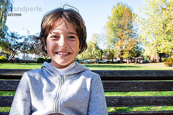 Lächelnder Junge im Park