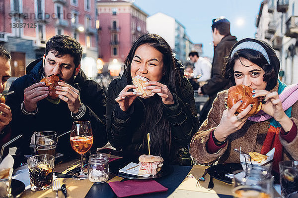 Freunde genießen Burger im Freiluftcafé  Mailand  Italien