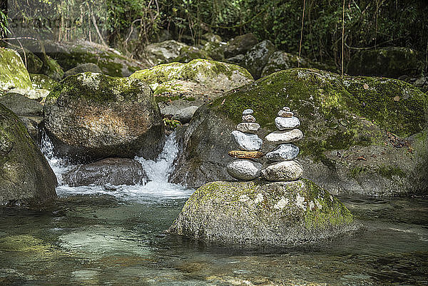 Schöne Landschaft mit Steinhaufen auf Felsen im Fluss  Ökologisches Reservat Serrinha do Alambari  Serra da Mantiqueira  Rio de Janeiro  Brasilien