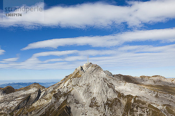 Santis-Gipfel vom Lisengratweg aus gesehen  Alpstein  Kanton St. Gallen  Schweiz. Auf dem Gipfel befinden sich eine Aussichtsplattform  eine Wetterstation  ein Sendeturm  eine Seilbahnstation und ein Gasthaus.