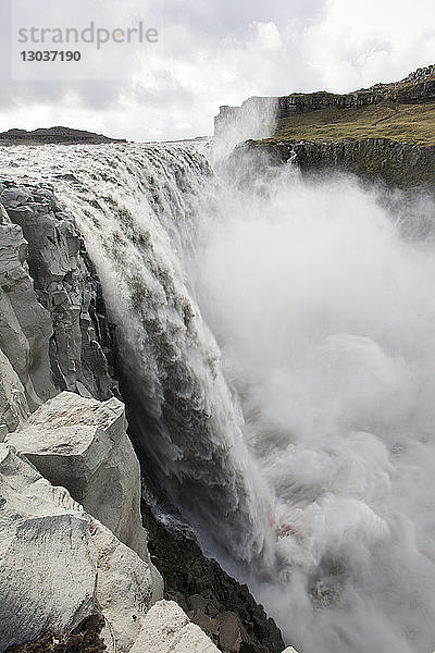 Der Dettifoss ist der volumenstärkste Wasserfall Europas mit einer Fallhöhe von 47 Metern und einem durchschnittlichen Abfluss von 200 Kubikmetern pro Sekunde. Er ist 100 Meter breit und nimmt das Schmelzwasser des Flusses Jokulsa a Fjollum vom Vatnajokull-Eisschild auf.