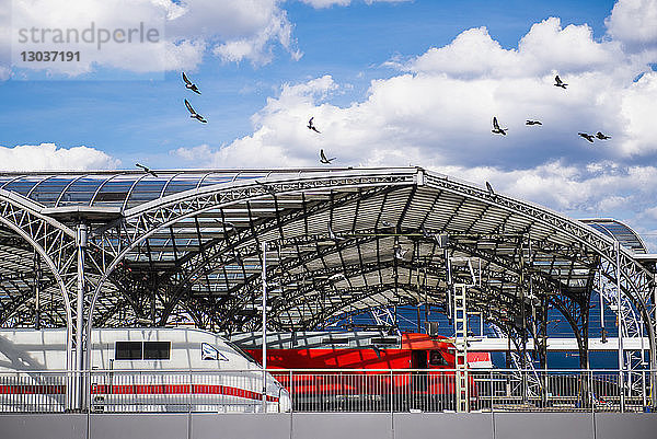 Außenansicht eines Bahnhofsgebäudes  Köln â€ Nordrhein-Westfalen  Deutschland