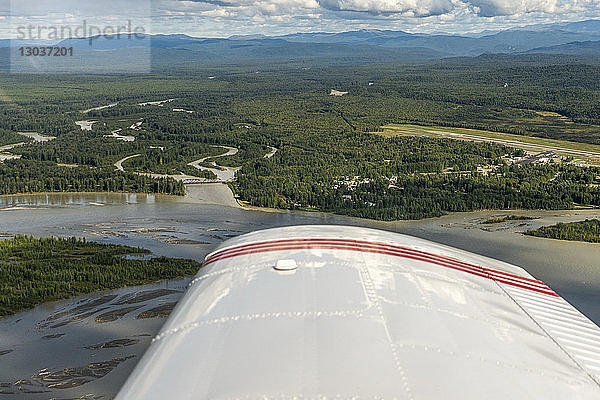 Luftaufnahme von Talkeena  Alaska  USA  gesehen von einer Cessna 185 mit Flugzeugflügel