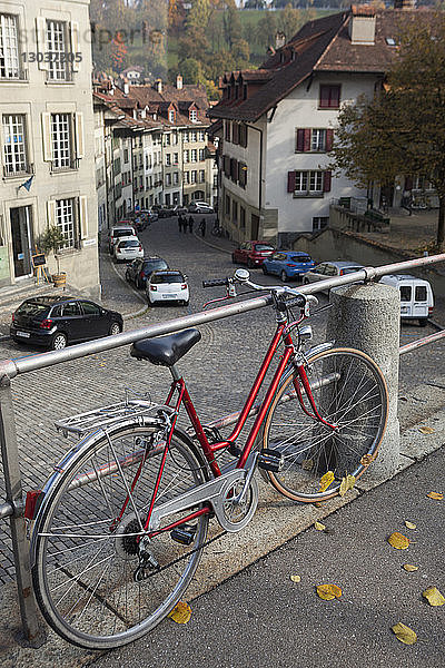 Blick auf ein an ein Geländer angeschlossenes Fahrrad in der Nydegasse in der Stadt Bern  Schweiz