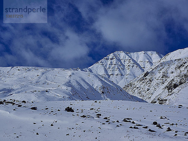 Malerische Landschaft mit schneebedeckten Bergen in der Brooks Range  Alaska  USA